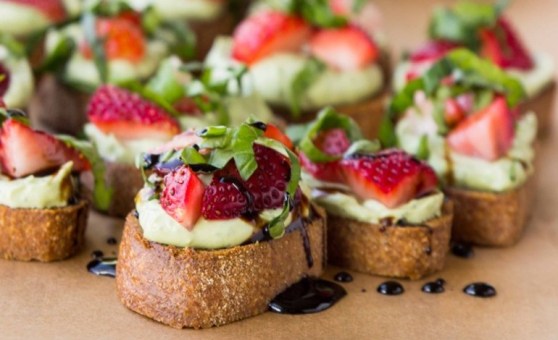 whipped-basil-ricotta-and-strawberry-crostini